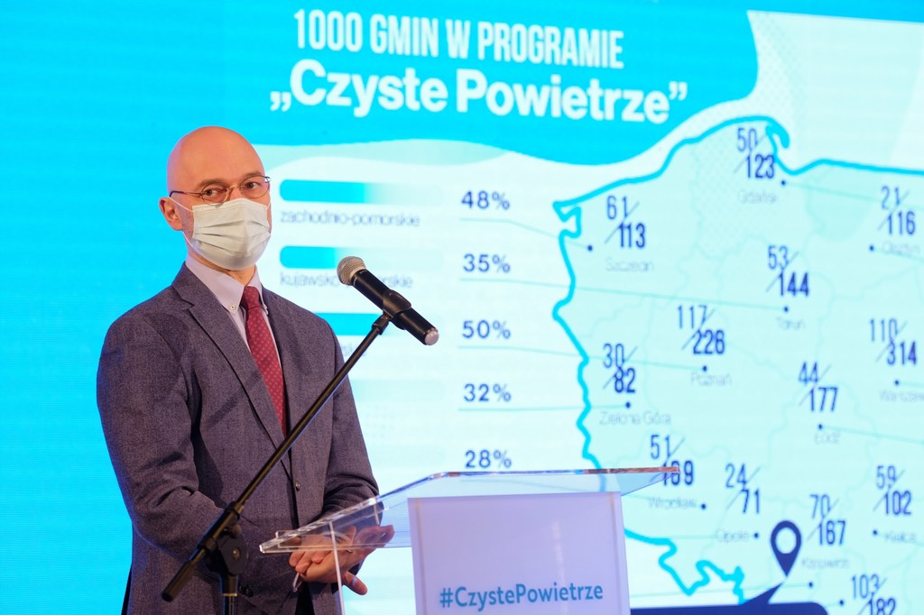 Minister klimatu i środowiska Michał Kurtyka podczas konferencji nt. 1000 gmin w programie „Czyste Powietrze”