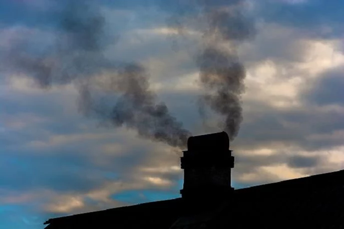 Aż 66 proc. osób ogrzewających swoje domy węglem jest przekonanych, że jego spalanie może być przyjazne lub neutralne dla środowiska.