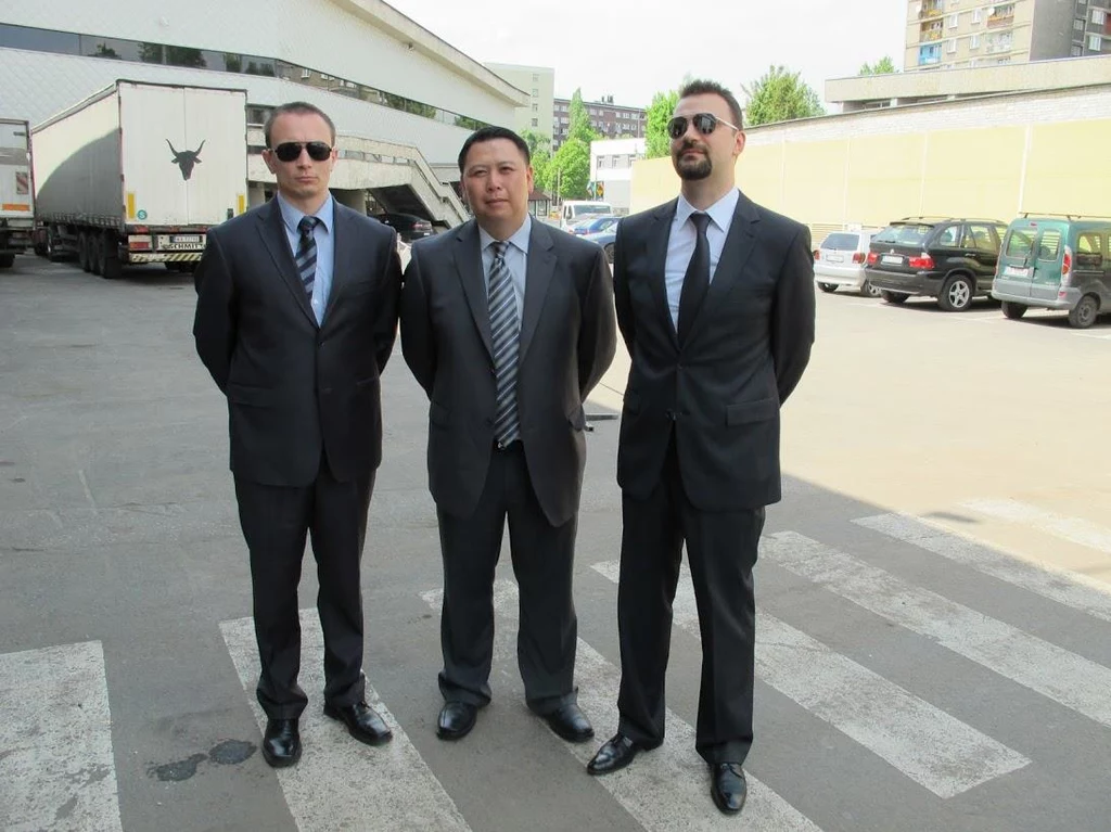 Faceci w czerni w czasie sprowadzania IEM-u do Spodka