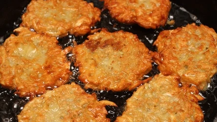 Placki ziemniaczane nie będą piły oleju, jeśli dodamy do surowej masy ocet. 