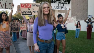 Julianne Moore w filmie "Gloria Steinem. Moje życie w drodze"