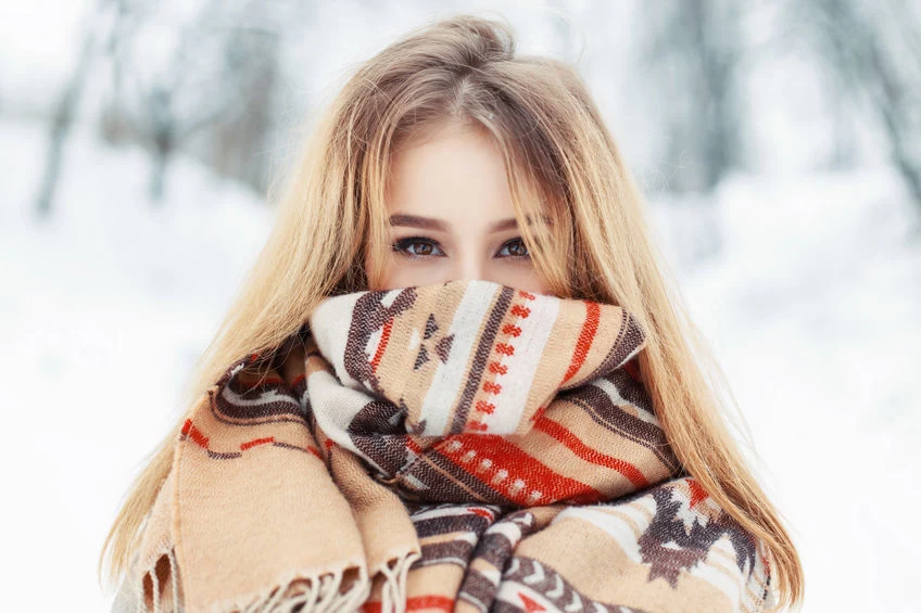 Zimą bez czapki łatwo o przeziębienie włosów