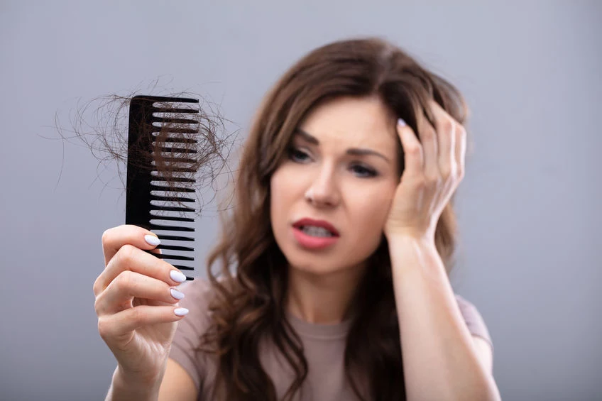 Przeziębienie włosów może skutkować ich nadmiernym wypadaniem 