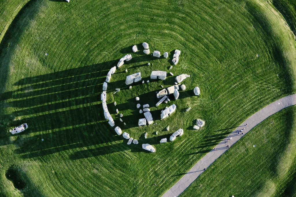 Na tę chwilę najbardziej popularną hipotezą związaną ze Stonehenge jest ta, według której obiekt związany jest z kultem słońca i księżyca