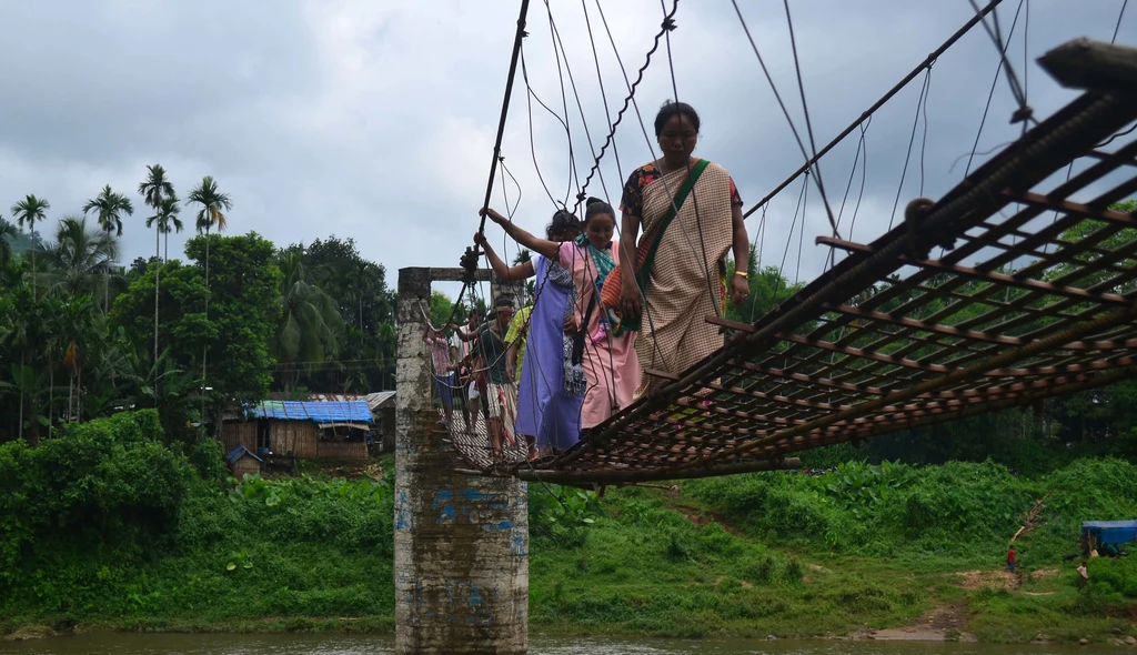 Obszary zamieszkiwane przez Khasi, wyróżniają się w jeszcze jeden sposób: to jedne z najczystszych regionów Indii. Meghalaya – region, w którym żyją Khasi, to w dosłownym tłumaczeniu „dom chmur”. Nie jest to tylko oderwana od rzeczywistości poetycka figura: mgła, o poranku unosząca się między wzgórzami Meghalayi, sprawia wrażenie, jakby wioski tonęły w obłokach. U stóp wzniesień wiją się rzeki, ponad którymi przerzucono wiszące mosty. By ułatwić sobie komunikację między wioskami, mieszkańcy Khasi zbudowali skomplikowane ścieżki, złożone ze schodów i platform. Są to jedne z nielicznych ingerencji w naturę, jakie poczynili - jak wyjaśniają, starają się żyć z nią w jak największej zgodzie. „Ten kto pierwszy zobaczy brud lub śmieć, sprząta go, nieważne czy jest mężczyzną, czy kobietą. Tak jest od zawsze” – mówi dziennikarzom „Le Point” Belinda Khongtiang, mieszkanka wioski Mawlynnong, uznanej za najczystszą wioskę w Indiach. „Podczas gdy mężczyźni rujnują planetę, my wciąż staramy się szanować to, co dała nam natura” – dodaje Theilin Phanbuh, przewodnicząca Krajowej Komisji ds. Kobiet w Meghalaya. Obszary zamieszkiwane przez Khasi, wyróżniają się w jeszcze jeden sposób: to jedne z najczystszych regionów Indii. Meghalaya – region, w którym żyją Khasi, to w dosłownym tłumaczeniu „dom chmur”. Nie jest to tylko oderwana od rzeczywistości poetycka figura: mgła, o poranku unosząca się między wzgórzami Meghalayi, sprawia wrażenie, jakby wioski tonęły w obłokach. U stóp wzniesień wiją się rzeki, ponad którymi przerzucono wiszące mosty. By ułatwić sobie komunikację między wioskami, mieszkańcy Khasi zbudowali skomplikowane ścieżki, złożone ze schodów i platform. Są to jedne z nielicznych ingerencji w naturę, jakie poczynili - jak wyjaśniają, starają się żyć z nią w jak największej zgodzie. „Ten kto pierwszy zobaczy brud lub śmieć, sprząta go, nieważne czy jest mężczyzną, czy kobietą. Tak jest od zawsze” – mówi dziennikarzom „Le Point” Belinda Khongtiang, mieszkanka wioski Mawlynnong, uznanej za najczystszą wioskę w Indiach. „Podczas gdy mężczyźni rujnują planetę, my wciąż staramy się szanować to, co dała nam natura” – dodaje Theilin Phanbuh, przewodnicząca Krajowej Komisji ds. Kobiet w Meghalaya.