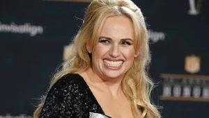 Rebel Wilson. W czerwieni eksponuje zgrabną sylwetkę 