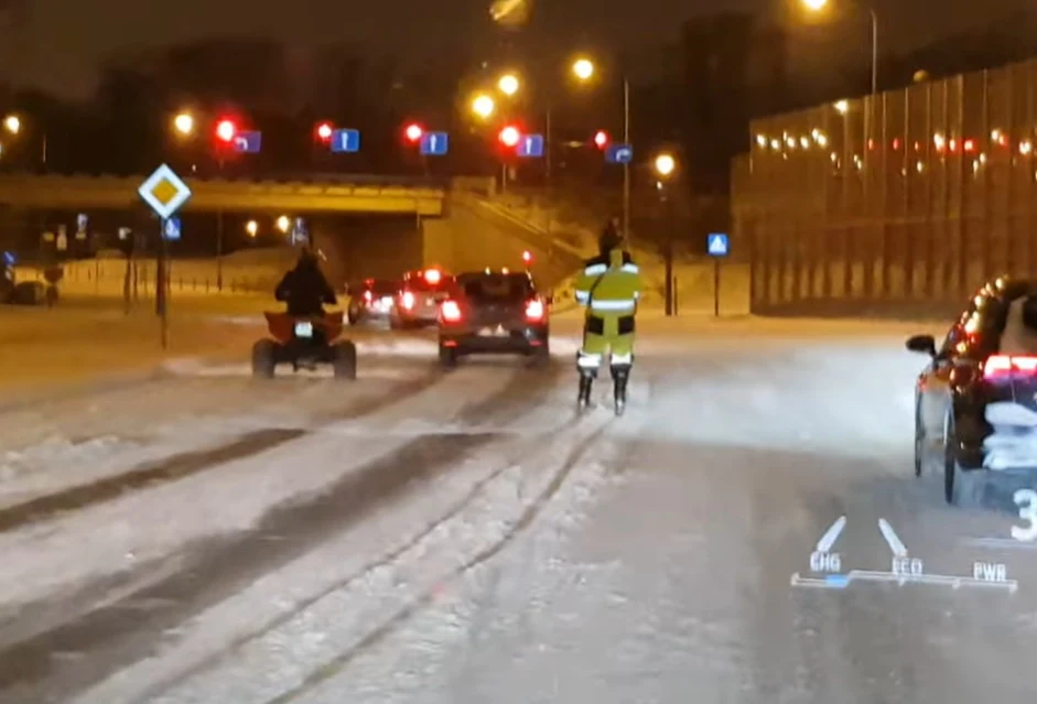 Jechał na nartach środkiem trzypasmowej ulicy Jechał na nartach środkiem trzypasmowej ulicy