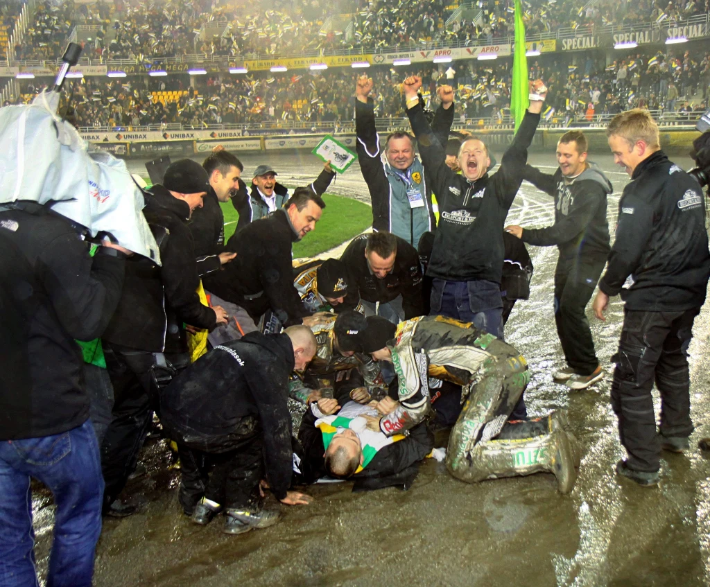 Radość po wygranym w finale, na torze Robert Dowhan Radość po wygranym w finale, na torze Robert Dowhan