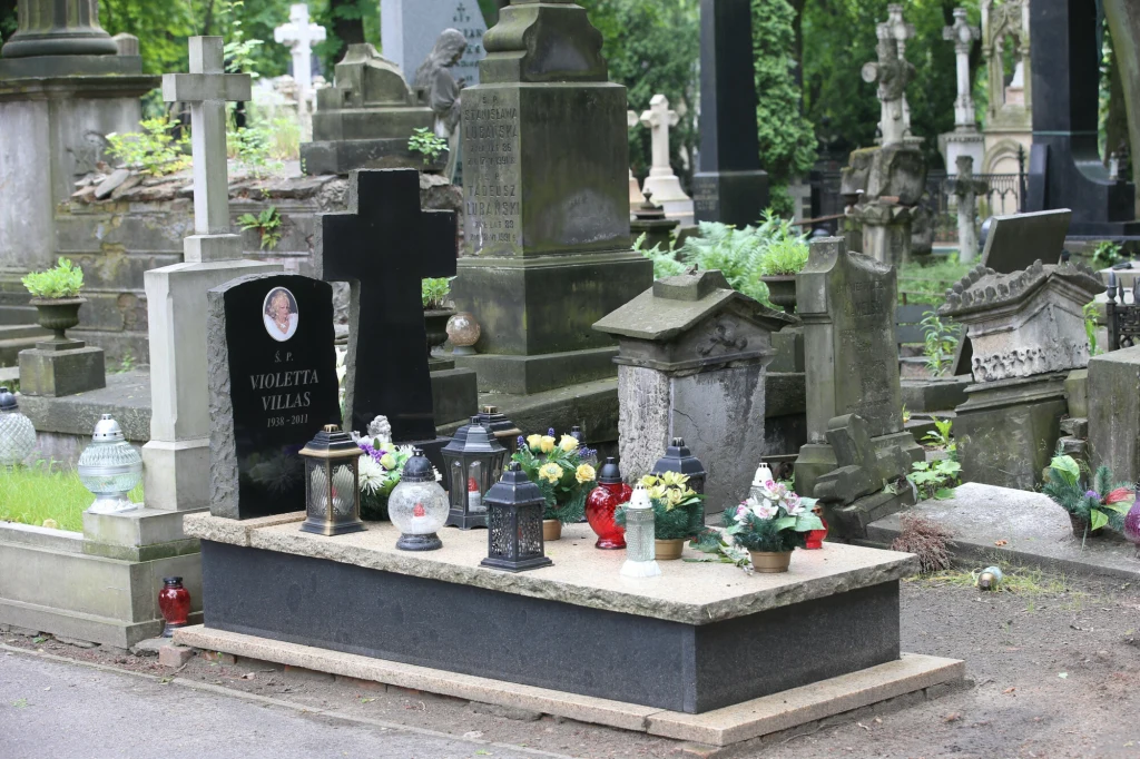 Tak dziś wygląda grób Violetty Villas na warszawskich Powązkach Tak dziś wygląda grób Violetty Villas na warszawskich Powązkach