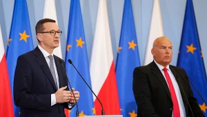Premier Mateusz Morawiecki (L) i minister finansów Tadeusz Kościński