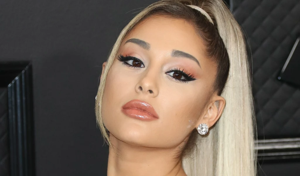 Ariana Grande podczas rozdania nagród Grammy 2020