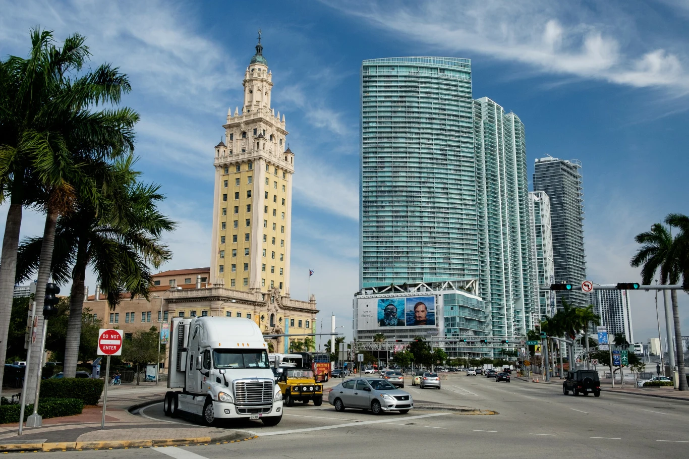  Miami uznane zostało za najbogatsze miasto Stanów Zjednoczonych i piąte pod względem bogactwa miasto świata pod względem siły nabywczej. Stanowi jedno z najważniejszych centr światowych finansów, handlu międzynarodowego, kultury, mediów, rozrywki i sztuki. 