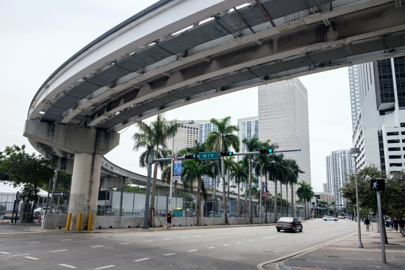 Zdaniem Simona Petersa, analityka kryptowalut platformy eToro, po decyzji Tesli, jeśli istniały jakiekolwiek wątpliwości co do akceptacji bitcoina w głównym nurcie rynkowym, to z pewnością ta decyzja musi oznaczać koniec wszelkiego sceptycyzmu. Wiele innych firm już akceptuje bitcoiny jako formę płatności i wyobrażam sobie, że z czasem inne duże przedsiębiorstwa pójdą za przykładem Tesli.  - Świat coraz częściej przenosi się do internetu, a bitcoin znajduje się w samym centrum transakcji online, a przy tego rodzaju wsparciu ze strony firmy wartej wiele miliardów dolarów, prawdopodobnie jego wartość osiągnie 50 tys. dolarów do końca tygodnia.