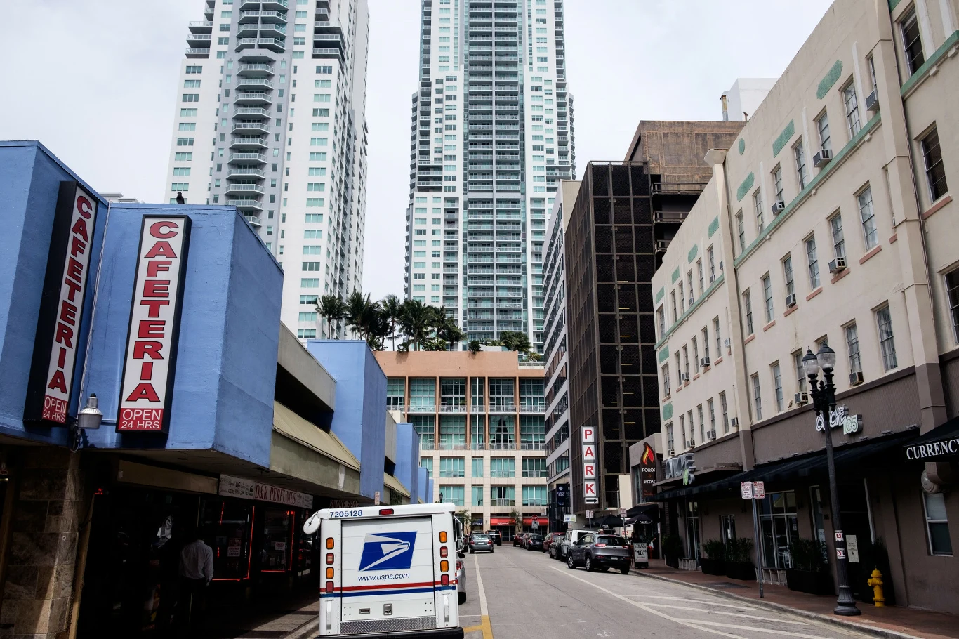 Rok 2021 na rynkach finansowych nie przestaje zaskakiwać, a tempo wydarzeń jest bardzo szybkie. Dolar amerykański i obligacje skarbowe USA zdają się tracić pozycje podstawowych aktywów do utrzymywania w bilansach firm czy nawet samorządów. Miejsce robi sobie nowy nurt, który może bazować na umowie, bo na razie nie na wartości użytkowej. Chodzi o ewentualność inwestycji w kryptowaluty jako dywersyfikację bilansów.   Tak właśnie postąpiła firma Tesla, która poinformowała, że idzie w ślady takich spółek jak MicroStrategy czy Square, kupując BTC za kwotę 1,5 mld dolarów. Tesla ma mieć ok. 20 mld wolnych środków i zdecydowała się przeznaczyć 7,5 proc. na zakup najpopularniejszej kryptowaluty.