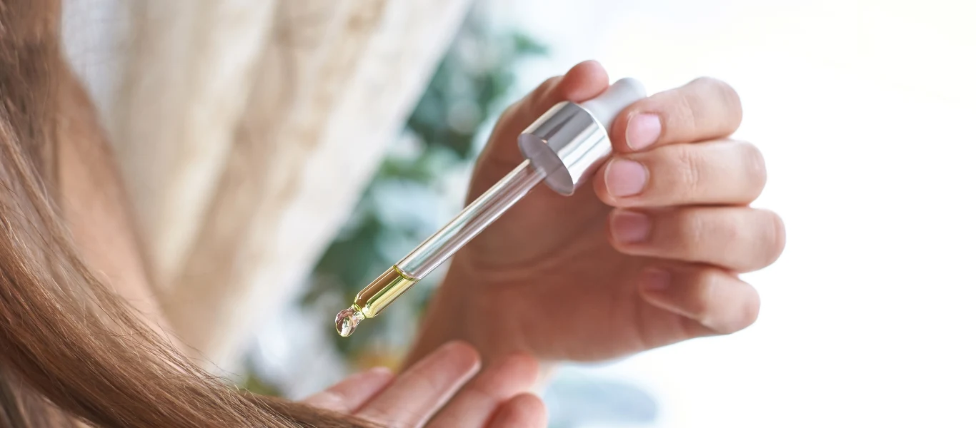 Olejek abisyński wpływa m.in. na nawilżenie skóry głowy Olejek abisyński wpływa m.in. na nawilżenie skóry głowy