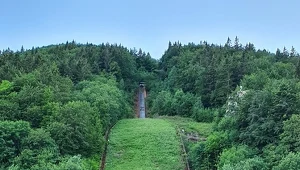 Skoki narciarskie. Zapomniane giganty i skocznia pod reżimem