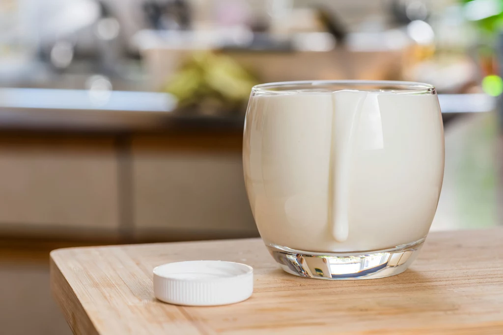 Kefir Sfermentowany napój mleczny o charakterystycznym smaku, a także wielu właściwościach zdrowotnych. Łatwo się trawi, usprawnia perystaltykę jelit i jest źródłem pożytecznych bakterii mlekowych. To naturalny antybiotyk wykazujący właściwości przeciwzapalne, bogaty w witaminę B i K.