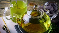 "Spójrzmy na wszystkie nacje, które żyją najdłużej. Jednym z charakterystycznych dla nich nawyków jest popijanie przez cały dzień różnorodnych ziołowych naparów i herbat, wśród nich dużym, zasłużonym uznaniem cieszy się zielona herbata" – wskazuje w rozmowie z "MindBodyGreen" dr Deanna Minich, specjalizująca się w dietetyce funkcjonalnej. Przyznaje, że choć zielona herbata sama w sobie przynosi szereg korzyści zdrowotnych, te można jeszcze bardziej zintensyfikować.