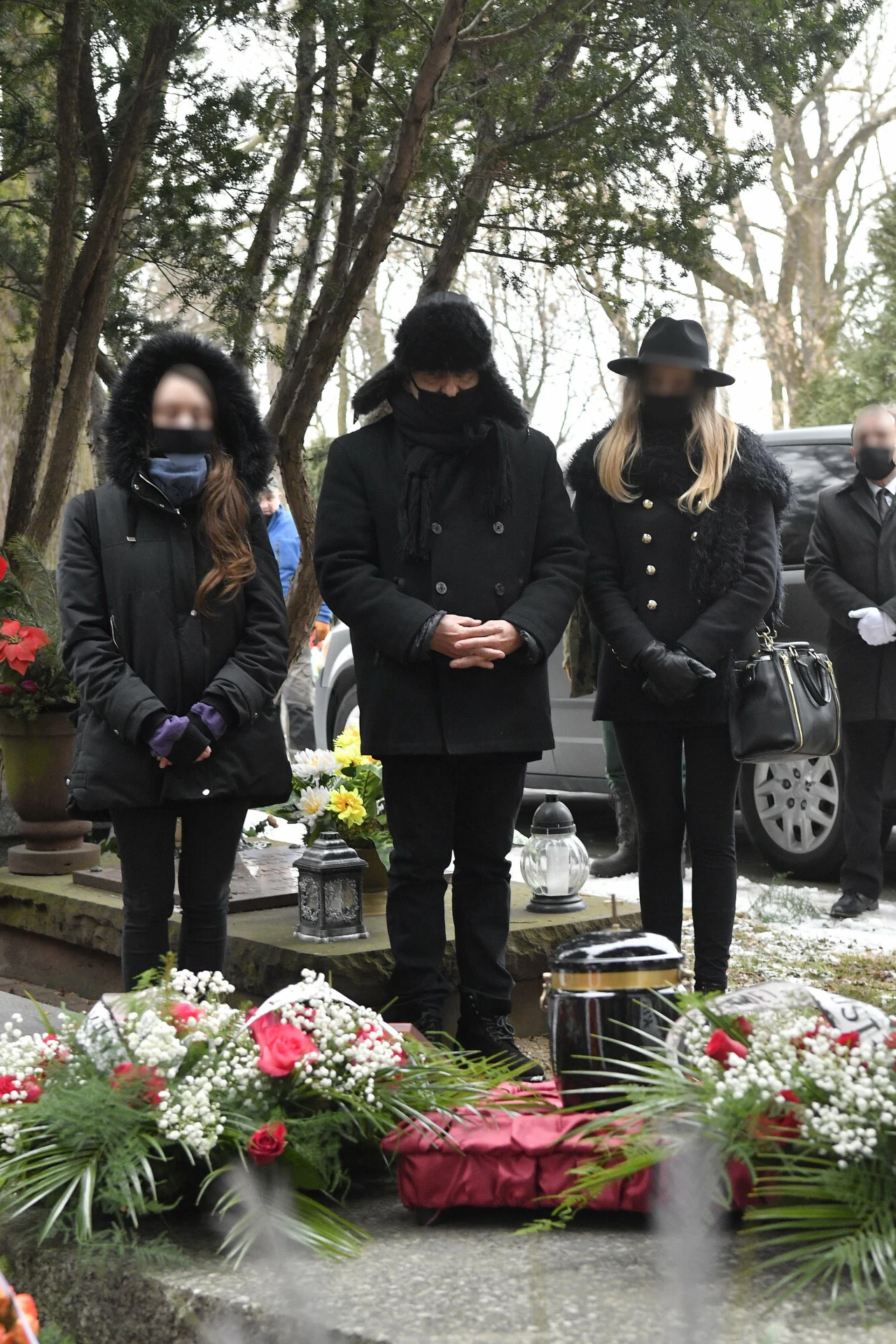 Mariusz Czajka z córkami na pogrzebie mamy Mariusz Czajka z córkami na pogrzebie mamy