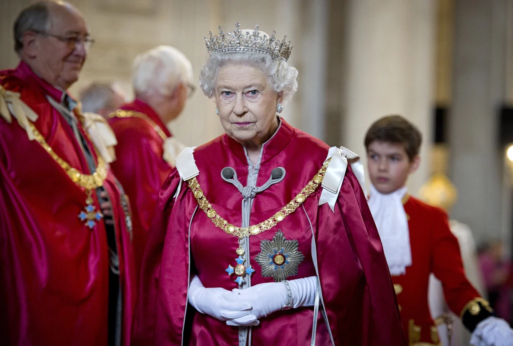 Królowa Elżbieta II podczas niezwykle ważnych uroczystości, również kościelnych. Wówczas też zakłada koronę, która jest symbolem suwerenności monarchy.
