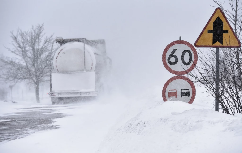 Śnieg zasypał drogi także w innych częściach Polski, na zdj. Lubelszczyzna 