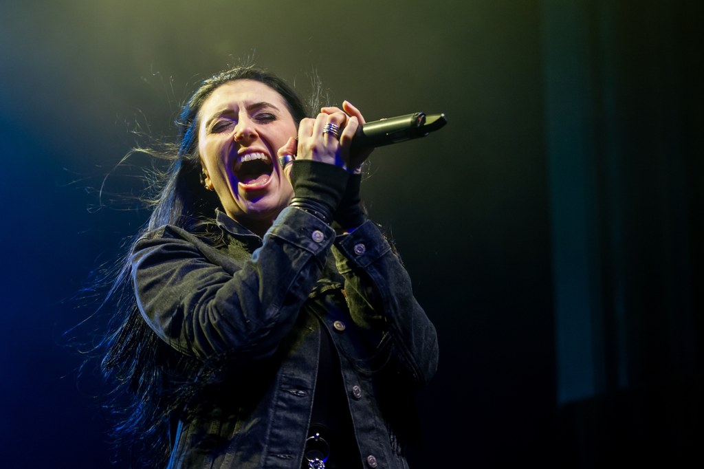 Na czele Unleash The Archers stoi Brittney Hayes