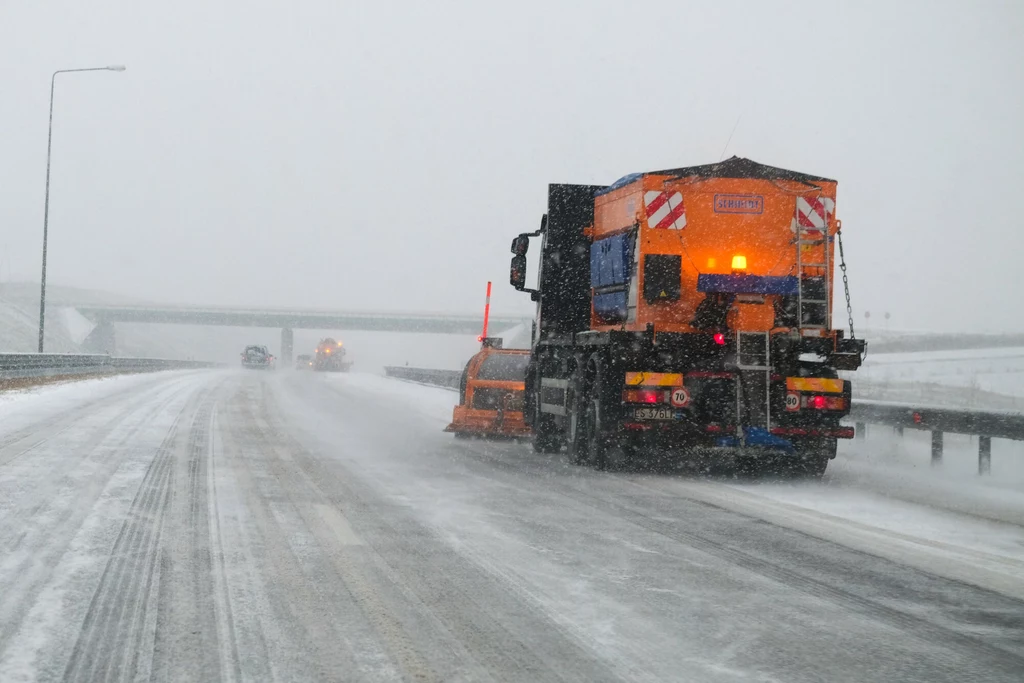 Na wielu drogach śnieg zwyciężał w starciu z drogowcami