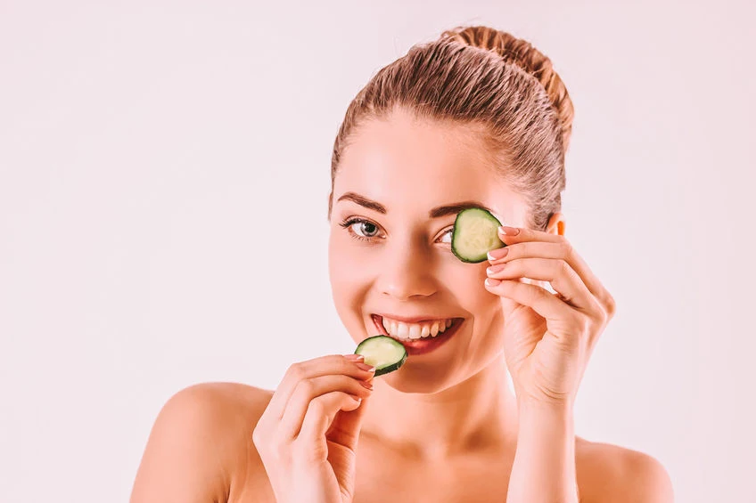 Połóż plastry ogórka na powieki Połóż plastry ogórka na powieki