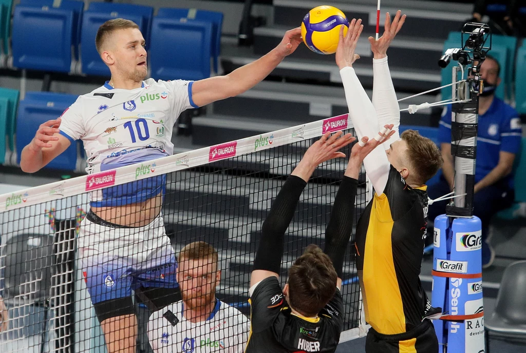 Atakuje Bartłomiej Bołądź, do bloku skacze Bartosz Filipiak Atakuje Bartłomiej Bołądź, do bloku skacze Bartosz Filipiak