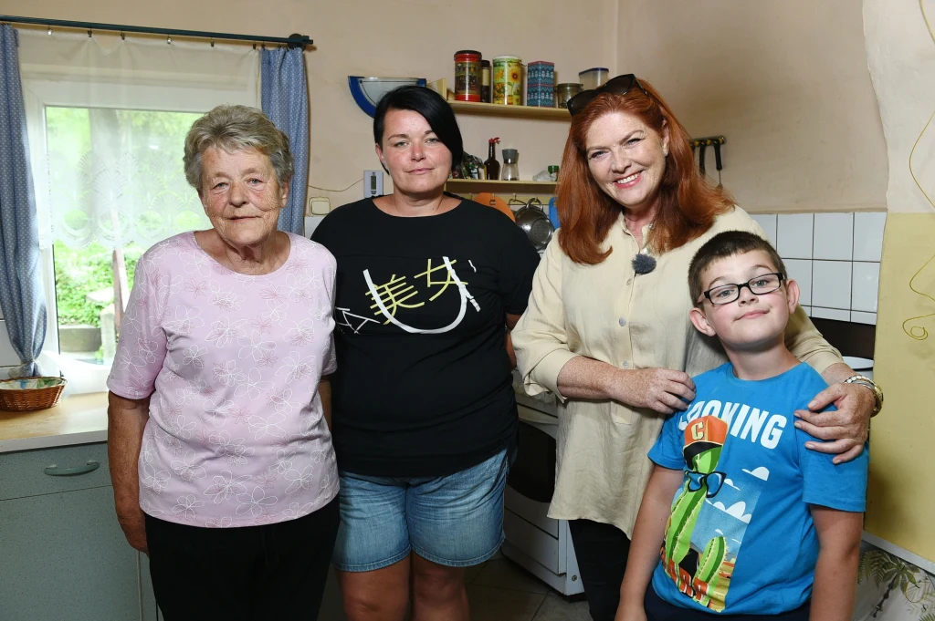 Pani Joanna z synkiem Kajetanem i mamą Genowefą