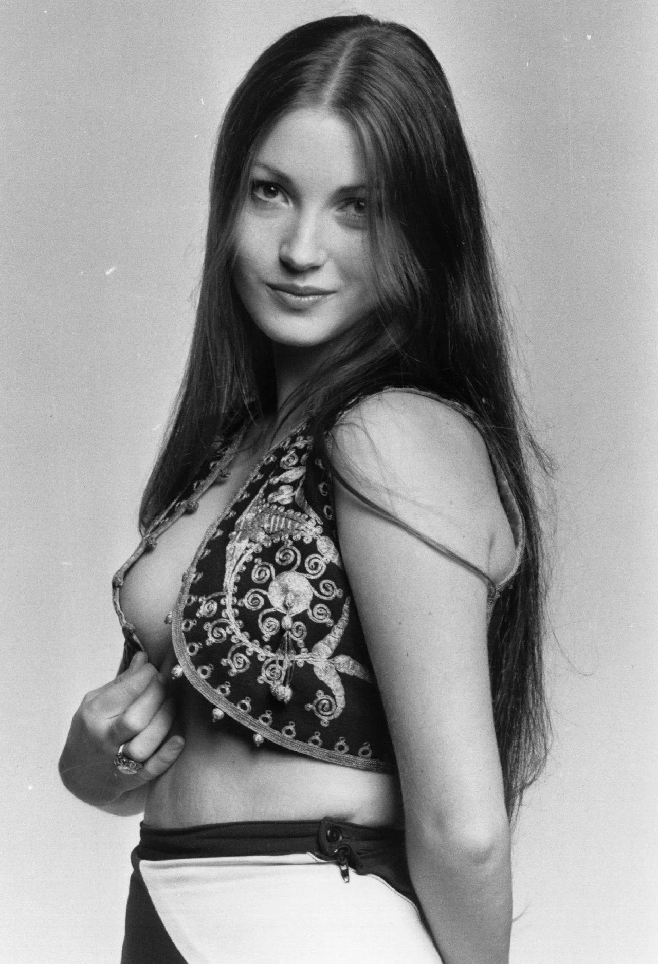 Jane Seymour naprawdę nazywa się Joyce Penelope Wilhelmina Frankenberg.  Jej mama była z pochodzenia Holenderką. Po wojnie wyszła za mąż za Johna Frankenberga, wywodzącego się z Płocka lekarza położnika i osiadła w Anglii. Miała z nim trzy córki.  Aktorka w 1968 roku postanowiła zmienić swoje personalia, przybierając pseudonim na cześć trzeciej żony Henryka VIII.