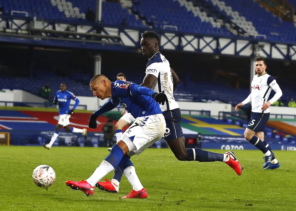 Richarlison (z lewej) oddaje strzał na bramkę Tottenhamu Richarlison (z lewej) oddaje strzał na bramkę Tottenhamu