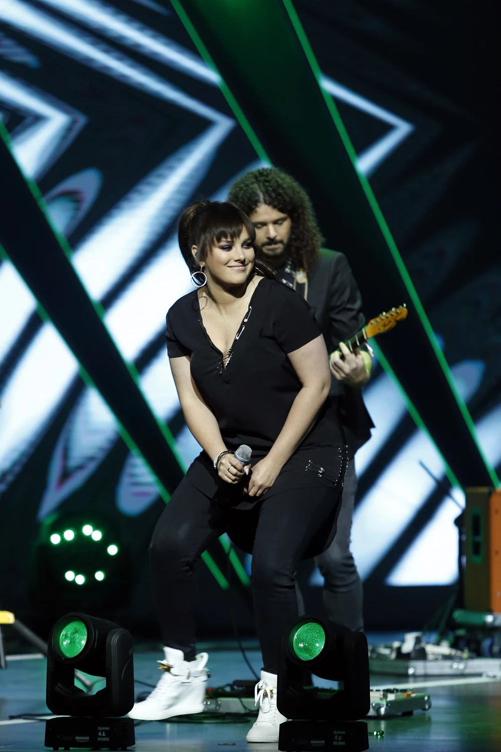 Ewa Farna i Martin Chobot pobrali się w tajemnicy w 2017 roku. Zawodowo Chobot towarzyszy jej na scenie jako gitarzysta. Ich relacje opisuje wspólnie nagrana piosenka "Ta o nás". "Dzisiaj w tym dziwnym świecie dobrze wiedzieć, że ktoś cię kocha przecież" - śpiewa Farna w tym wyjątkowo osobistym utworze. Wspólnie wychowują urodzonego w 2019 roku syna, Artura. 