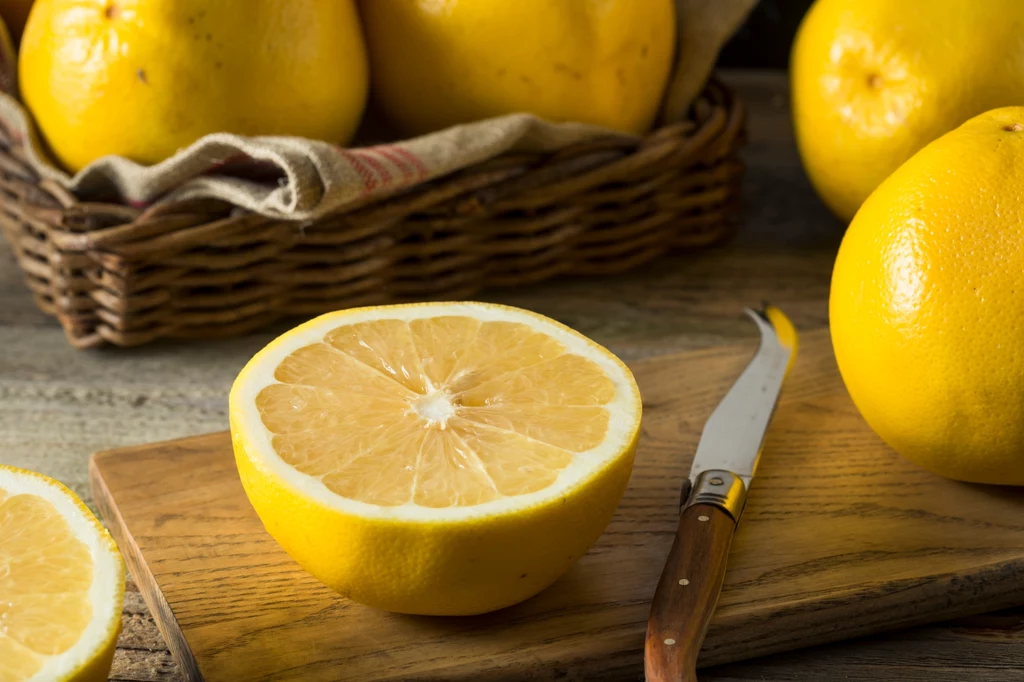 O sercu warto pomyśleć zawsze, a grejpfrut może być tego pięknym symbolem. Owoc sprzyja obniżeniu poziomu cholesterolu i ciśnienia tętniczego (zawiera potas). Jest najbardziej soczystą profilaktyką miażdżycy. Trzeba zaznaczyć, że sok z grejpfruta wchodzi w interakcje z wieloma lekami. Zażywasz jakieś leki na stałe, dopytaj o to lekarza prowadzącego. Masz wątpliwości? Zachowaj bezpieczny odstęp 4 godzin przed i po zażyciu farmaceutyku, dopiero wtedy sięgnij po grejpfruta. Ewa Koza, mamsmak.com 