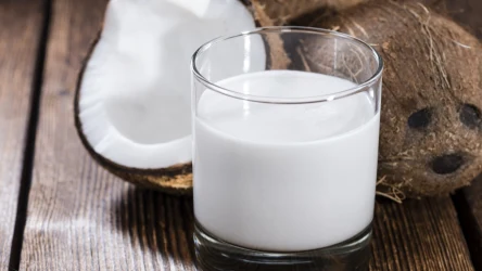 Mleko kokosowe można dodać między innymi do owsianki.