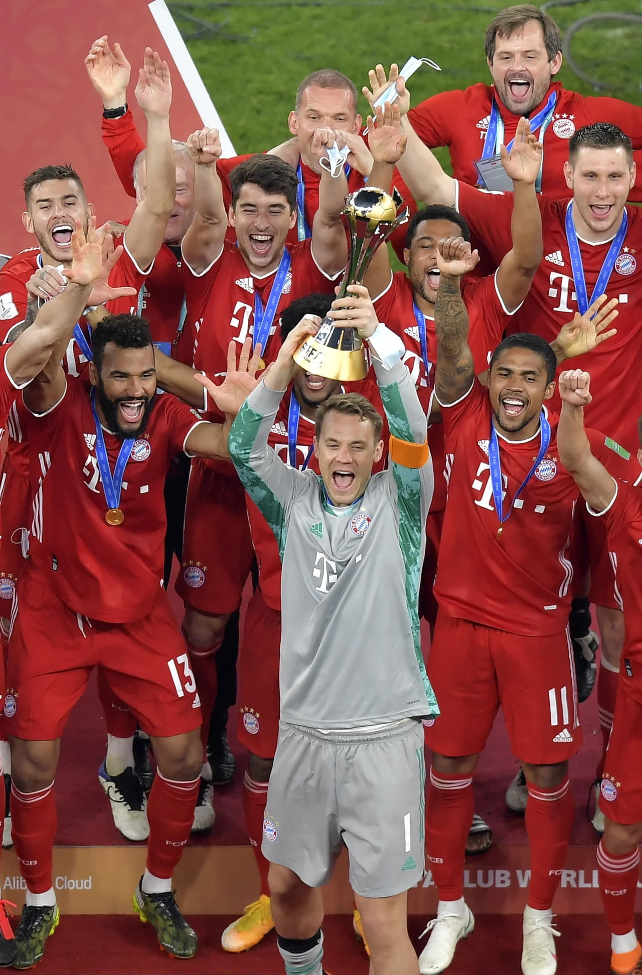 Puchar wzniósł do góry jako pierwszy kapitan Bayernu Monachium - Manuel Neuer. Puchar wzniósł do góry jako pierwszy kapitan Bayernu Monachium - Manuel Neuer.