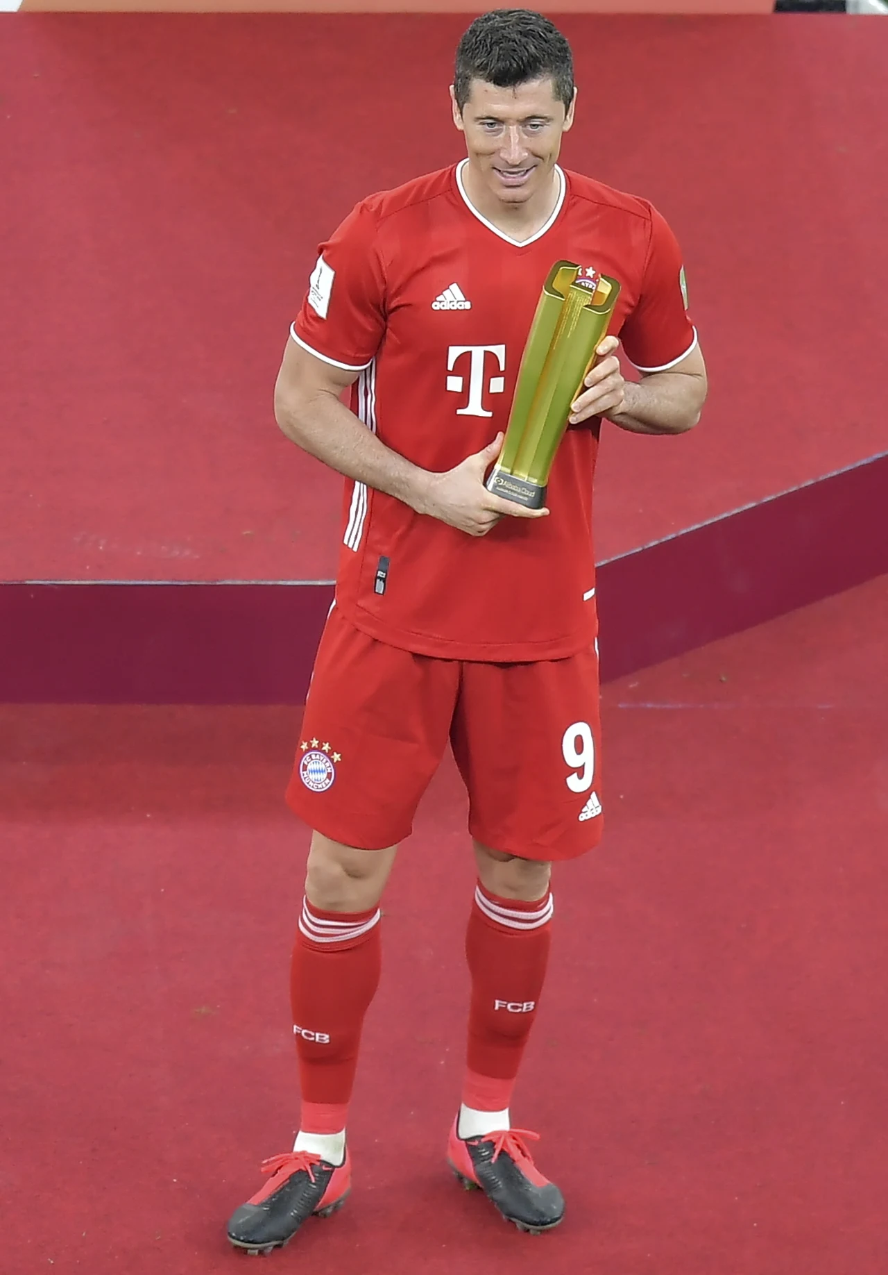 Robert Lewandowski nie strzelił wprawdzie gola, przez co nie zdobył korony króla strzelców, lecz po zakończeniu meczu odebrał trofeum dla najlepszego piłkarza rozgrywek. Robert Lewandowski nie strzelił wprawdzie gola, przez co nie zdobył korony króla strzelców, lecz po zakończeniu meczu odebrał trofeum dla najlepszego piłkarza rozgrywek.