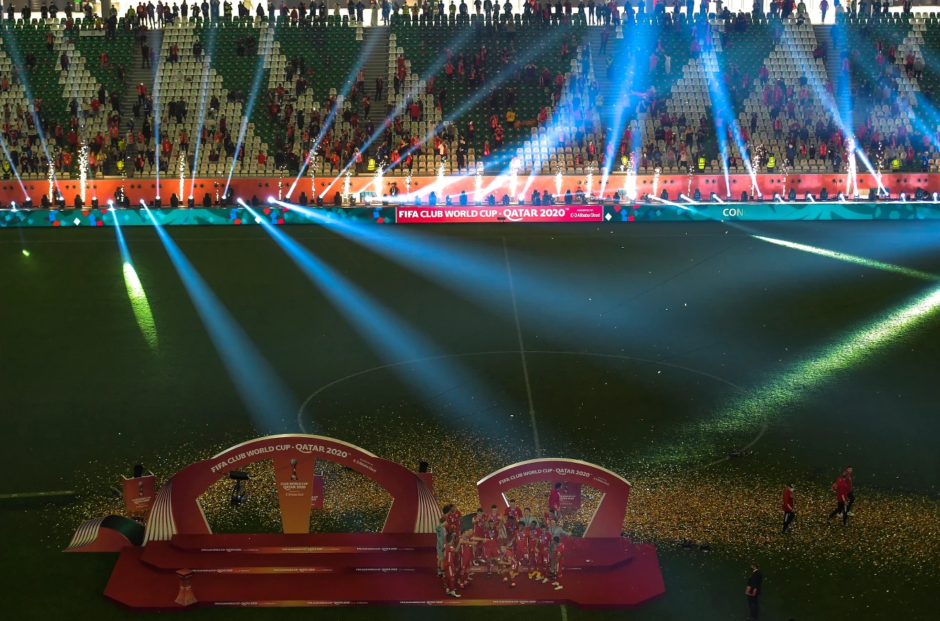 Przy wręczaniu trofeum dla najlepszej klubowej ekipy na świecie nie mogło zabraknąć odpowiedniej oprawy. Przy wręczaniu trofeum dla najlepszej klubowej ekipy na świecie nie mogło zabraknąć odpowiedniej oprawy.