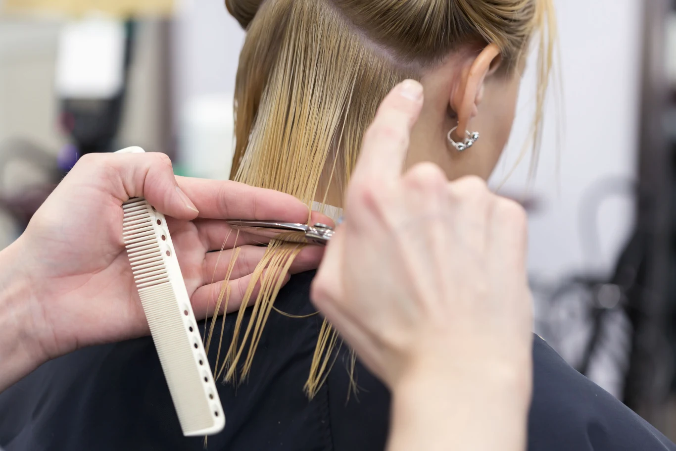 Fryzury dobre dla cienkich włosów. W ten sposób dodasz im objętości. Fryzury dobre dla cienkich włosów. W ten sposób dodasz im objętości.