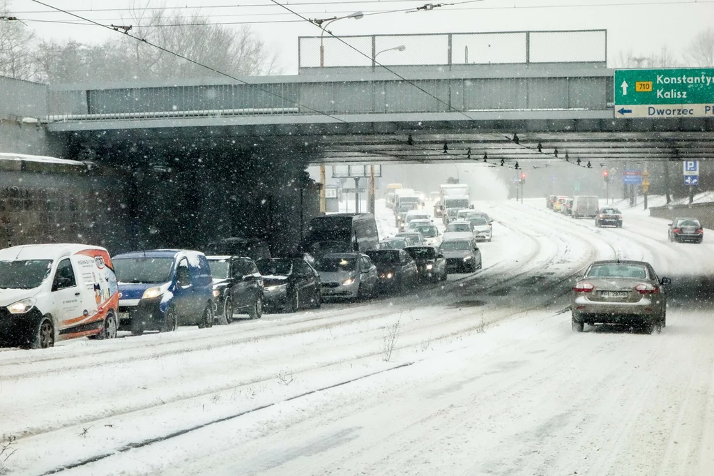 W takich warunkach, które panują ostatnio nawet w miastach, na letnich oponach jeździć się nie da