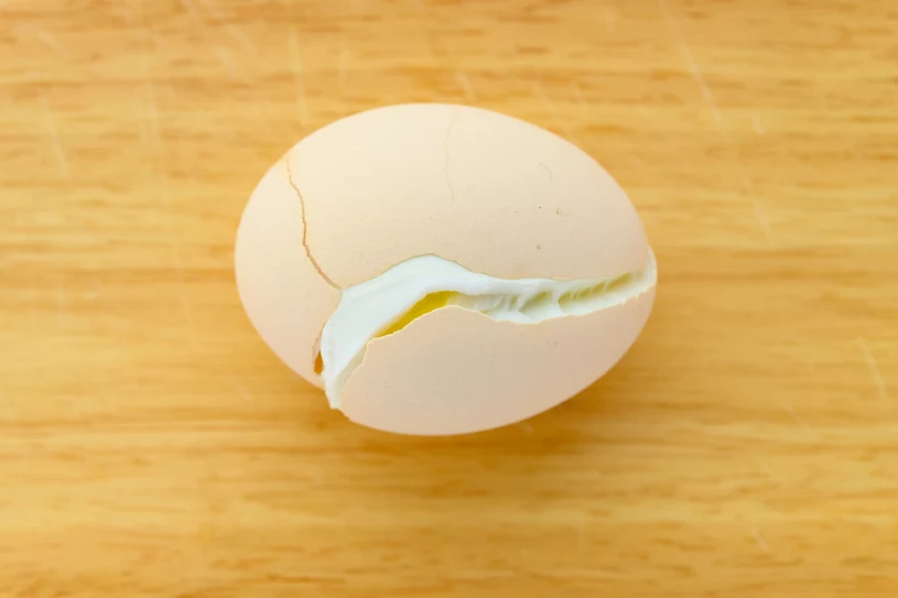 Co zrobić, żeby jajko nie pękło? Dodaj do wody jedną rzecz!