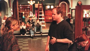 Joss Whedon i Sarah Michelle Gellar (L) na planie filmu "Buffy: Postrach wampiró"