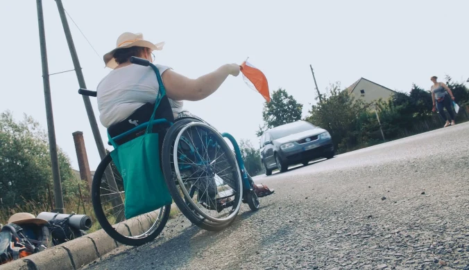 Przez błąd lekarzy jeździ na wózku. Autostopem wybrała się do papieża