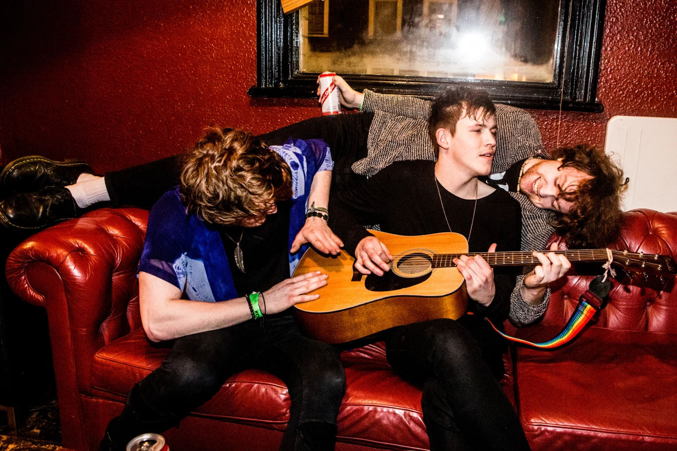 Jedno z ostatnich zdjęć członków grupy Viola Beach. Zrobiono je pod koniec stycznia 2016 roku w Londynie Jedno z ostatnich zdjęć członków grupy Viola Beach. Zrobiono je pod koniec stycznia 2016 roku w Londynie