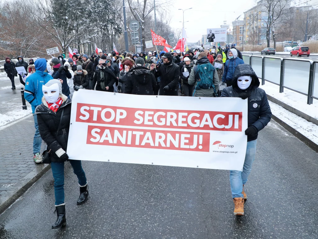 Pandemia najpierw nas połączyła, później zaczęła dzielić (na zdj. protest "przeciwko "segregacji sanitarnej i przymusowi szczepień")