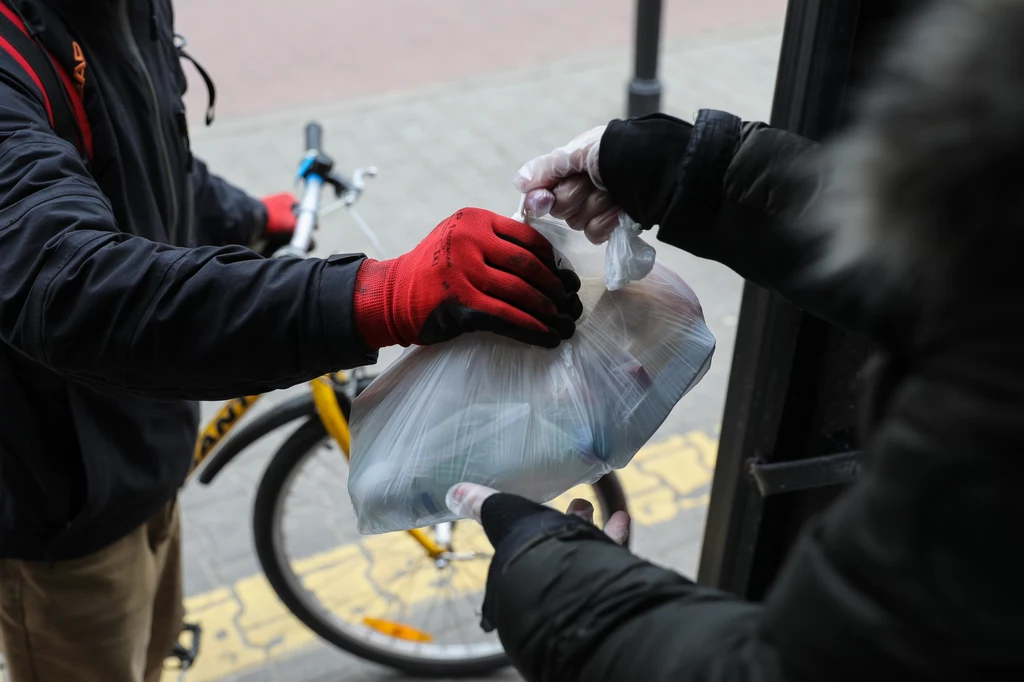 Większość Polaków uważa, że podczas pandemii zdaliśmy test społecznej solidarności