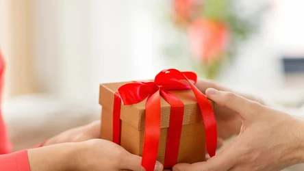 Co kupić żonie na święta? Postaw na akcesoria kosmetyczne, które zmniejszają cienie pod oczami. 