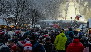 Tysiące kibiców przed Wielka Krokwią