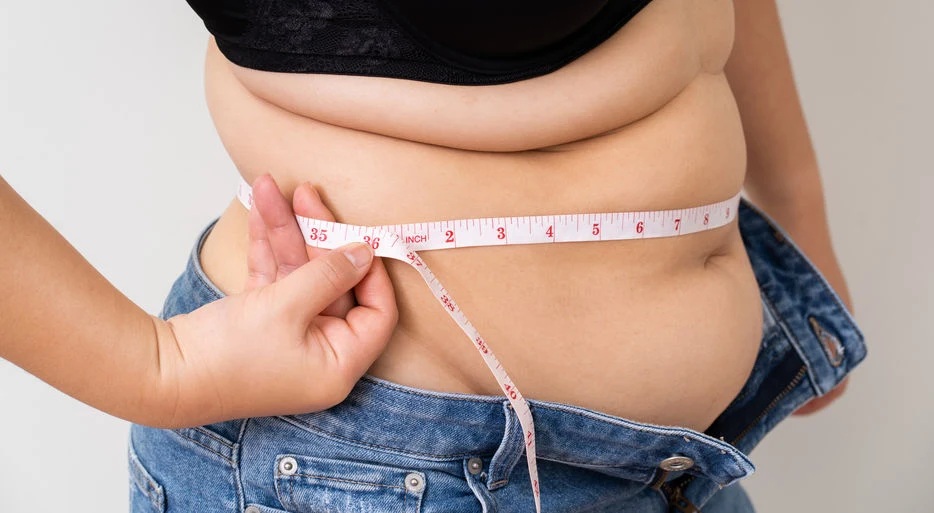 Unikanie spożywania śniadania Nie bez powodu mówi się, że śniadanie to najważniejszy posiłek dnia. Dodaje nam energii, pomaga uzupełnić niedobory i zapobiega nagłym skokom poziomu glukozy we krwi. Gdy rezygnujemy ze śniadania, pozbywamy się możliwości na lepszy start każdego poranka. Szybciej się męczymy, trudniej nam się myśli i rozwiązuje problemy w pracy czy szkole. Unikanie śniadań spowalnia również metabolizm, a co za tym idzie, prowadzi do odkładania się w organizmie tkanki tłuszczowej, nadwagi, a później otyłości. 