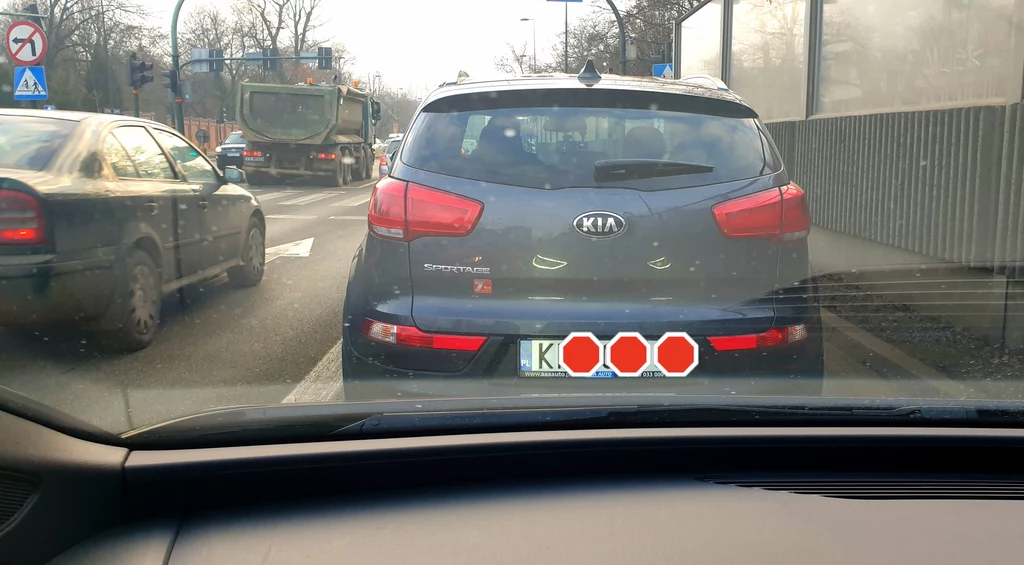 W pewnej chwili drogę zajechał  kierowca kii sportage...